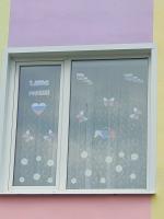 Наш детский сад принял участие в акции посвященной Дню народного единства. Дети и сотрудники украсили окна детского сада рисунками, надписями и плакатами, посвященными России.